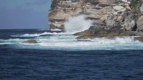 Strong ocean wave hit cliff rock Video stock 86167909