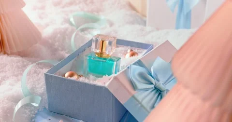 Strong perfume stays inside a lovely Christmas gift box. Vídeo Stock 346060412