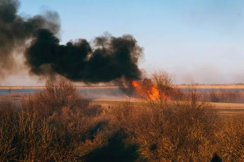 Strong prairie fire with large clouds of choking smoke. Stockfoto's