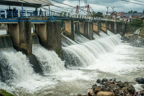 Strong river currents rush over a low katulampa concrete dam 库存照片