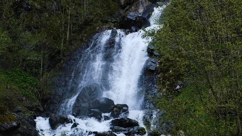 A strong stream of mountain river on the rocks. Mountain waterfall. Slow motion. Vidéo 108650333