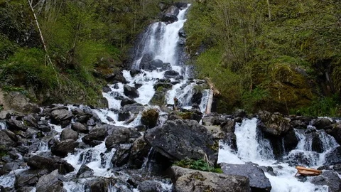 A strong stream of mountain river on the rocks. Mountain waterfall. Slow motion. Vidéo 108650627