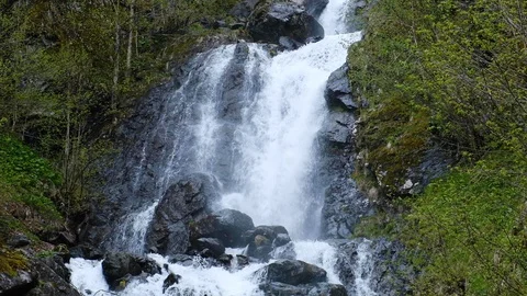 A strong stream of mountain river on the rocks. Mountain waterfall. Slow motion. Vidéo 108651060