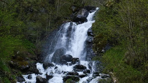 A strong stream of mountain river on the rocks. Mountain waterfall. Slow motion. Vidéo 108651373