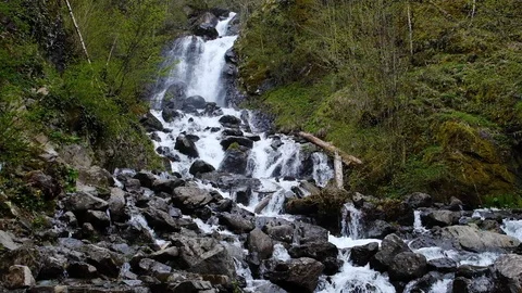 Strong stream  mountain river on rocks. Mountain waterfall. Slow motion. Vidéo 108651430