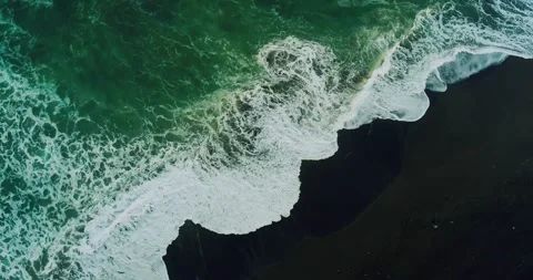 Strong Surf Waves Creating White Foam on Tropical Shore 스톡 동영상 332144939