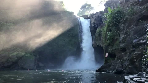 Strong waterfall dropping from rocky cliff 스톡 동영상 332692538