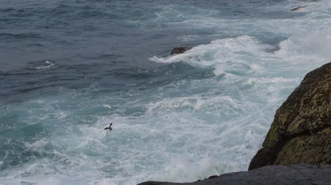 Strong waves breaking on the rocks 스톡 동영상 61737321