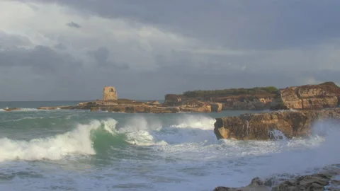 Strong waves crash against coastal rocks in windy weather. The camera shakes. 스톡 동영상 167342836