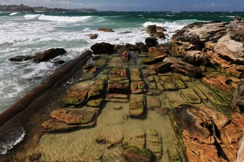Strong waves hit on the rocks next to Marine Parade in Manly suburb. Sydney-AUS Foto stock