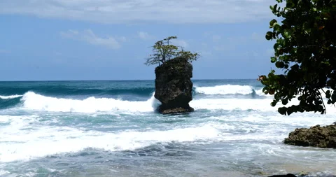 Strong waves hitting rock in blue ocean water. Beach waves in the Caribbean. Stock Footage 154709900