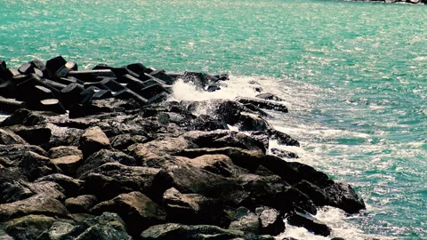 Strong waves hitting shore rocks. Vidéo 152254771
