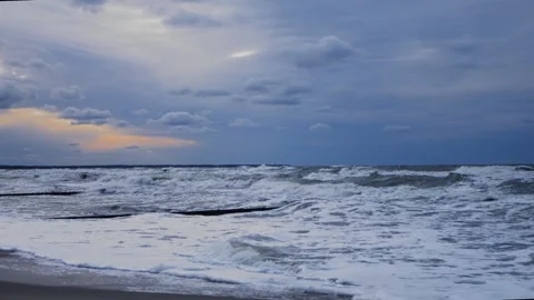 Strong waves on the sea on a cloudy day against the backdrop of the evening.. Stock Footage 256099008