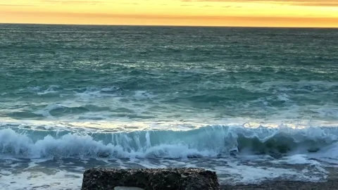 Strong waves at sea sunset splash, foam waves, tide at sunset in clear weather 库存影片 183044879