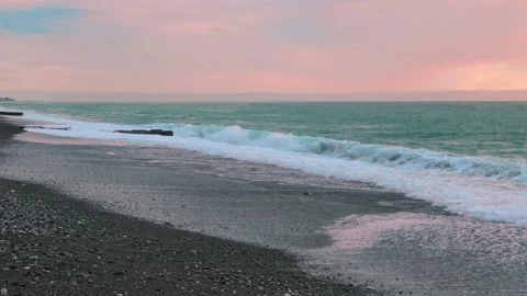 Strong waves at sea sunset splash, foam waves, tide at sunset in clear weather 库存影片 183045469