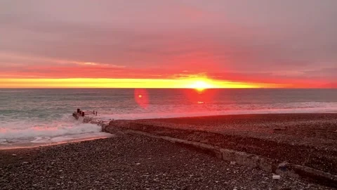 Strong waves at sea sunset splash, foam waves, tide at sunset in clear weather 库存影片 183046276