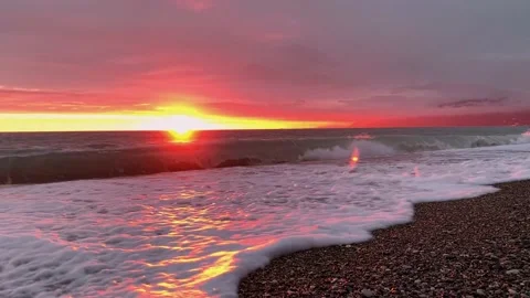 Strong waves at sea sunset splash, foam waves, tide at sunset in clear weather 库存影片 183046319