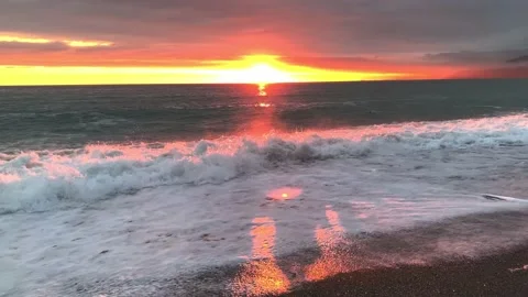 Strong waves at sea sunset splash, foam waves, tide at sunset in clear weather 库存影片 183046328