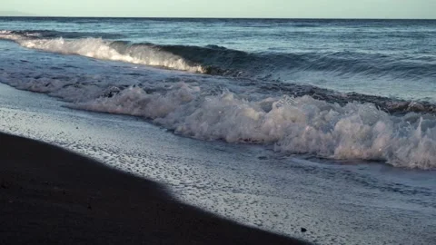 Strong waves on a volcanic beach. Vídeo Stock 153728844