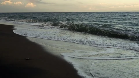 Strong waves on a volcanic beach. Vídeo Stock 153728887