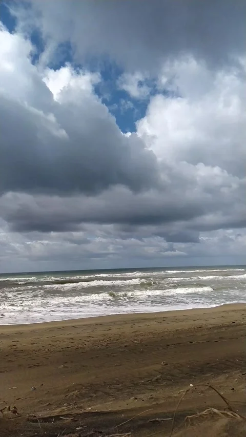 Strong wind and waves on the empty beach of Mediterranean sea Vídeo Stock 140886197