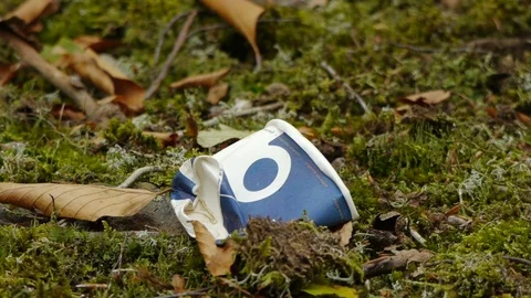 A strong wind blows a cardboard cup of coffee. Stock Footage 119333431