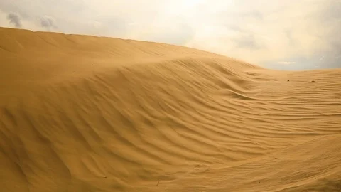 Strong wind in the desert. Sand blows from the dunes 動画素材 113132002