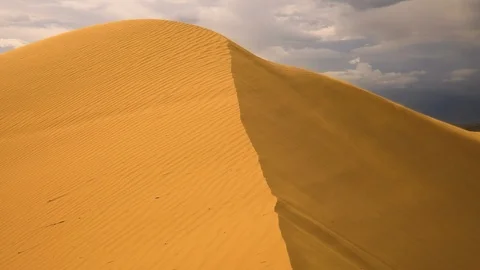 Strong wind in the desert. Sand blows from the dunes 库存影片 123773164