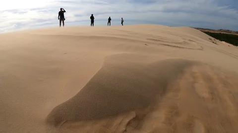 Strong wind in the desert, white sand dunes in Mui Ne, Vietnam. Stock-Footage 103829762