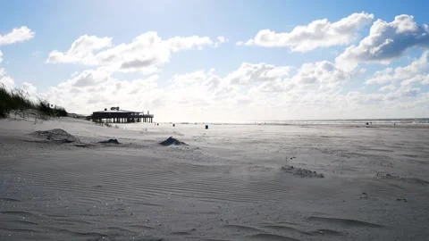 Strong wind moves sand and creating an apocalyptic scenery Video stock 137524083