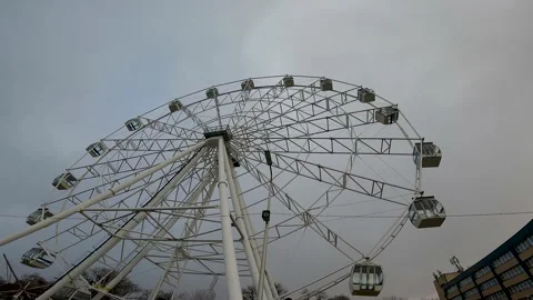 A strong wind sways the cabins of the ferris wheel, the cabins sway Video stock 170190508