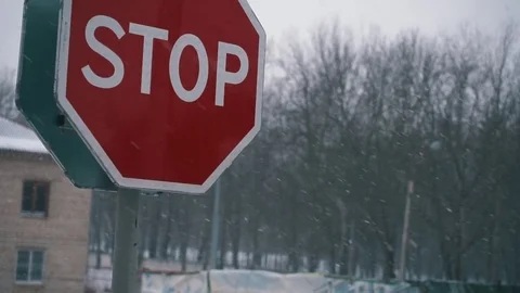 Strong winds blowing snow around in the city. 動画素材 84844917