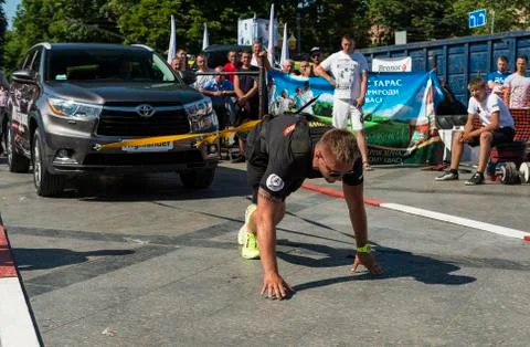Strongman pulls Toyota Highlander Stock Photos