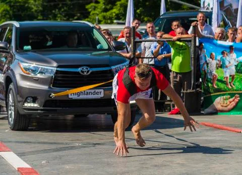 Strongman pulls Toyota Highlander Stock Photos
