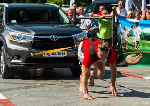 Strongman pulls Toyota Highlander Stock Photos