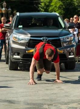 Strongman pulls Toyota Highlander Stock Photos