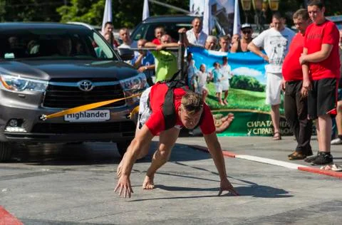Strongman pulls Toyota Highlander Stock Photos