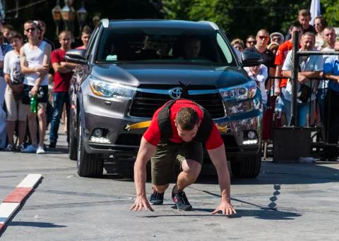 Strongman pulls Toyota Highlander Stock Photos