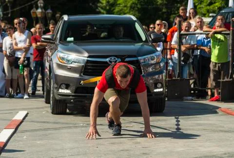 Strongman pulls Toyota Highlander Stock Photos