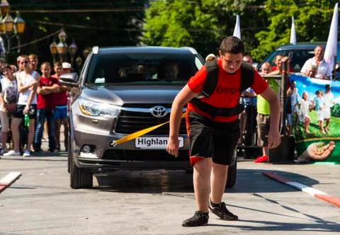 Strongman pulls Toyota Highlander Stock Photos