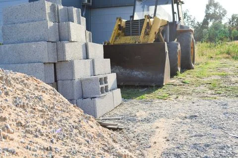 Structural blocks of strings on the mountain slopes on the excavator. Foto stock