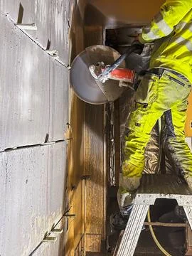 Structural modification of concrete using cutting tools. Foto stock