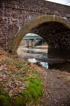 Structure of ancient stonework of eight-arch bridge in  Dark Hollow Park, P.. 스톡 사진