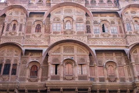 The structure features numerous windows and balconies, showcasing elements of Foto stock