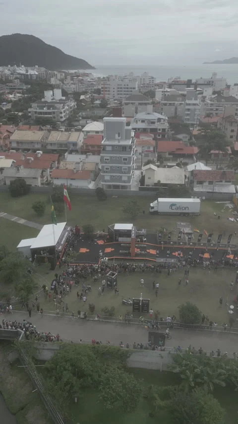 Structure set up to receive the athletes, buildings, race track and finish line. Видео 239842928