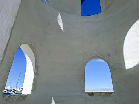 Structure shows open windows and blue sky at coastal location in the afternoo Stock-Fotos
