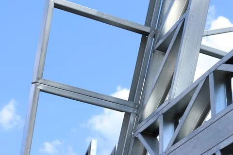 Structure of a steel frame for construction against the sky Foto stock