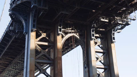 Structure Of Steel Pillars Under Manhattan Bridge In New York, USA. Vidéo 227091532