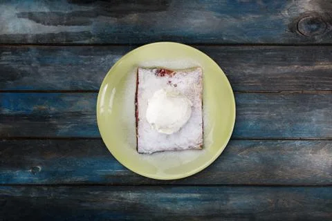 Strudel with cherry, served on the ceramic plate with the ice cream. Foto stock