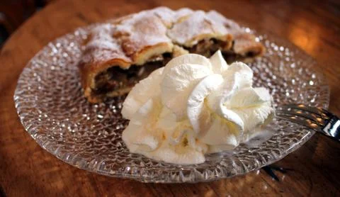 Strudel with cream Stockfoto's